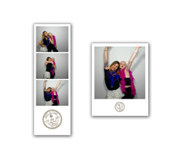 Collage de dos tiras de fotos de fotomatón con divertidas poses de invitados a una boda.