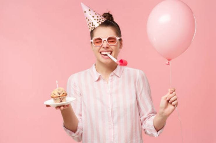 Decoración de cumpleaños para una fiesta con fotomatón y fotos impresas