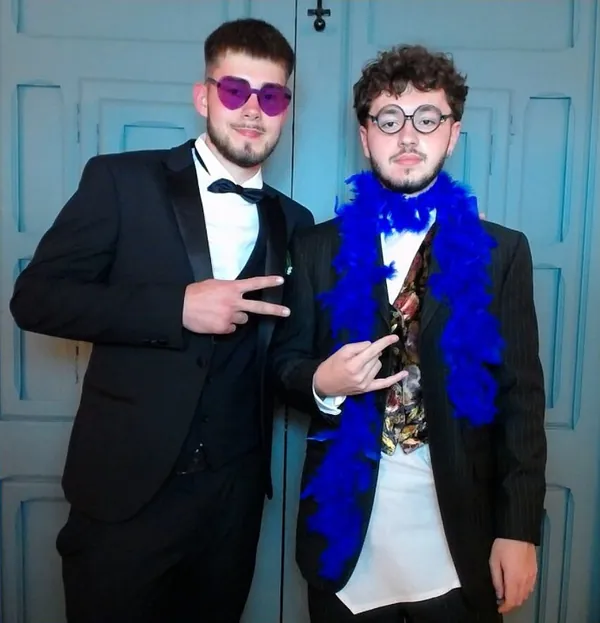 Foto original de los dos invitados en el fotomatón