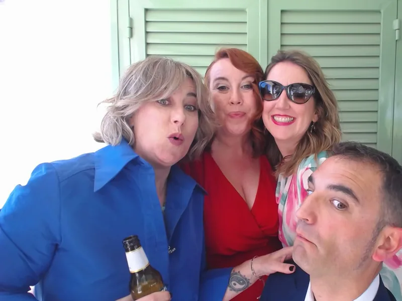 Foto original de un grupo de invitados hecha en el fotomatón