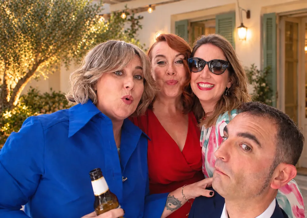 La misma foto transformada con IA en el patio de una boda al atardecer