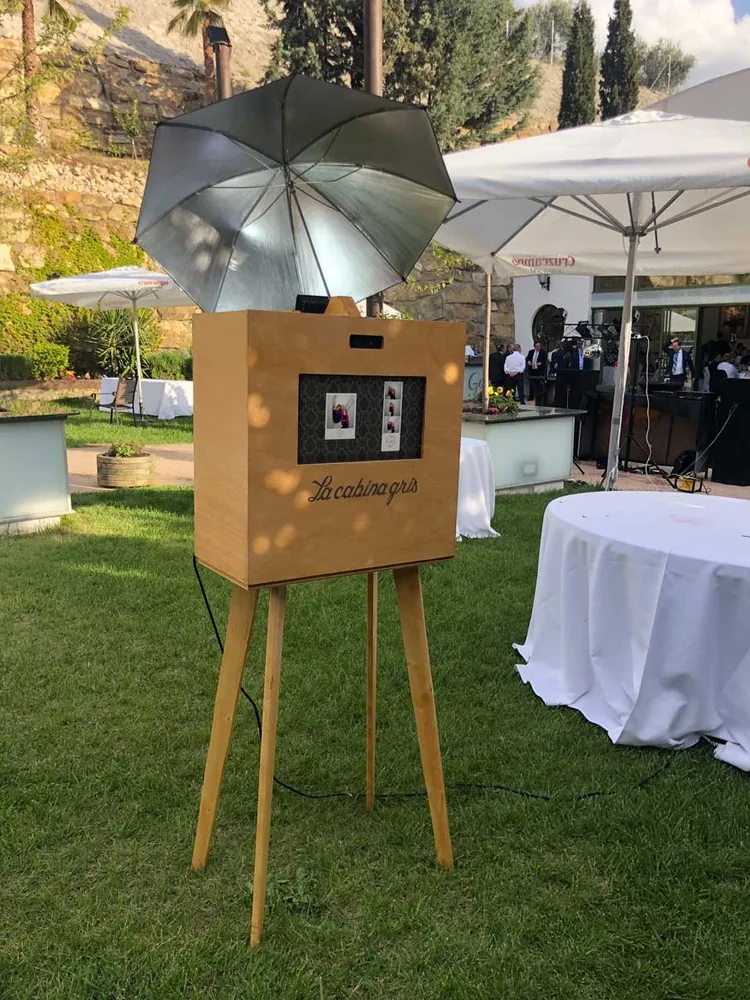 fotomaton-jardin-boda Fotomatón de La Cabina Gris instalado en jardín para boda o evento