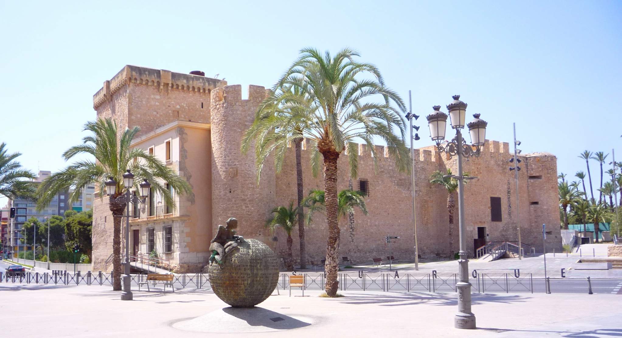 Palacio de Altamira con las palmeras del Palmeral de Elche